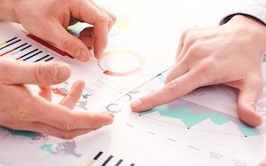 Personas mirando los resultados de la configuración básica de Google Analytics.