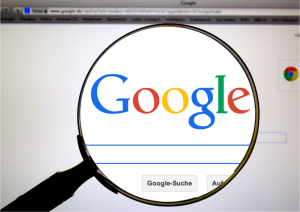 lupa con el buscador de google
