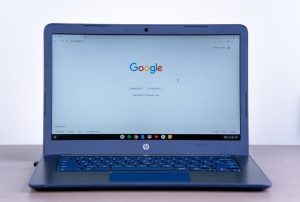 portatil con logo de google