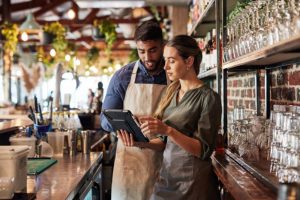 hombre y mujer camareros en restaurante